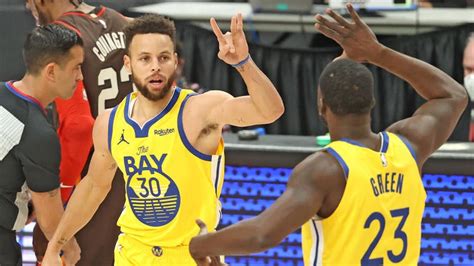 Stephen Curry gifts Draymond Green, Andre Iguodala engraved R